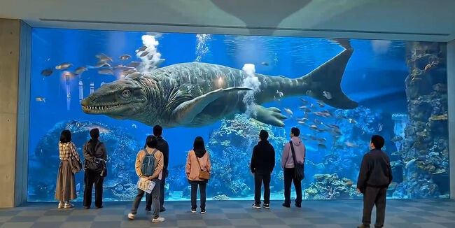 鳥羽水族館の水槽にモササウルスを合成した制作例。来場者が館内の景色を見上げている。