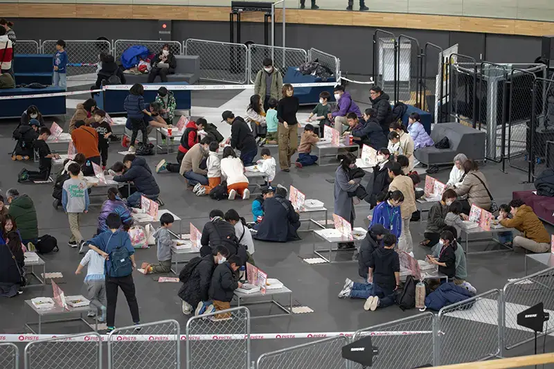 化石発掘体験に取り組む家族連れで埋まる会場