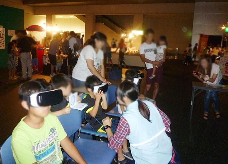 VRヘッドセットで恐竜体験をする子どもたち