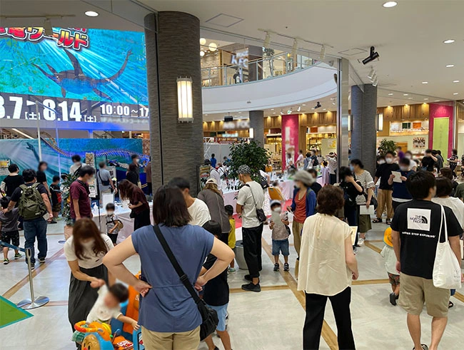 ショッピングモールのセンターコートで恐竜展を開催。大いに盛り上がりました。