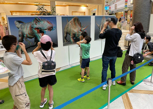 人気の３D恐竜ポスター展。目の前に飛び出す巨大な恐竜にみんなビックリ！