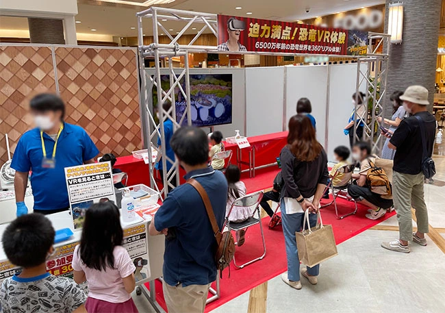 360度恐竜の世界を見ることができるVR体験コーナー。