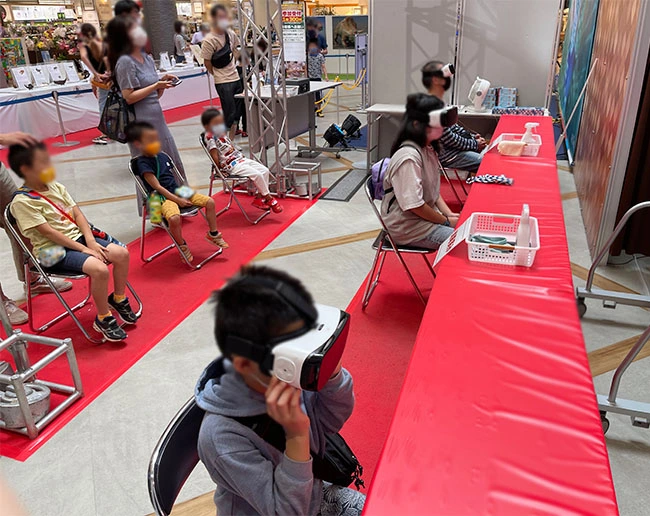 うゎっ恐竜が出てきたー！360度恐竜の世界が広がるVRを体験して、興奮する子どもたち。