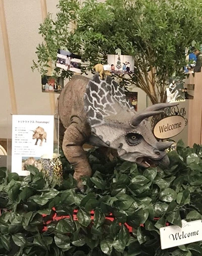 恐竜好きのお嬢様のために、結婚式のウェルカムフェイギュアとして展示。