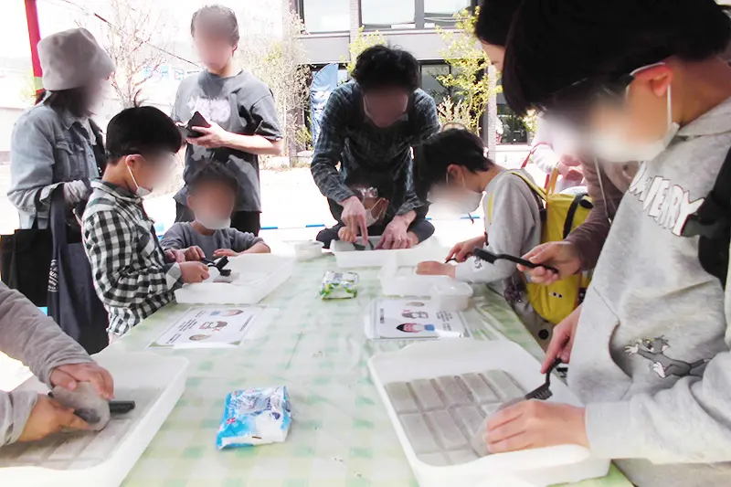 発掘体験キットの会場は大人気！発掘に夢中です。