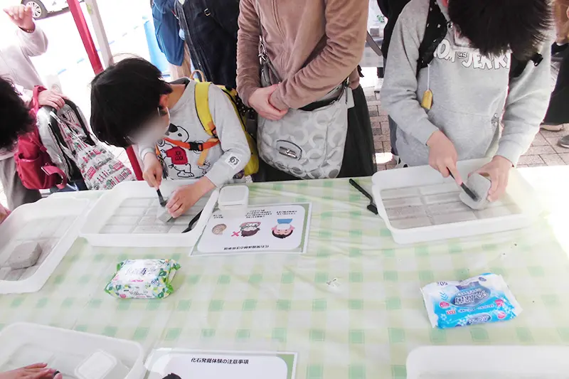発掘体験に関するグッズはすべて弊社で準備いたします。会場さえご用意いただければ、どなたでもイベントを即座に実施していただけます。