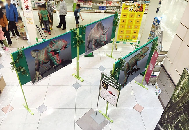 飛び出す３Ｄ恐竜展（ポスター展示）。３Ｄメガネをつけると、立体的な恐竜が飛び出します。