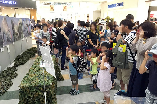 親子で飛び出す３Ｄ恐竜ポスターに釘付け！長い行列ができるほどの反響でした。