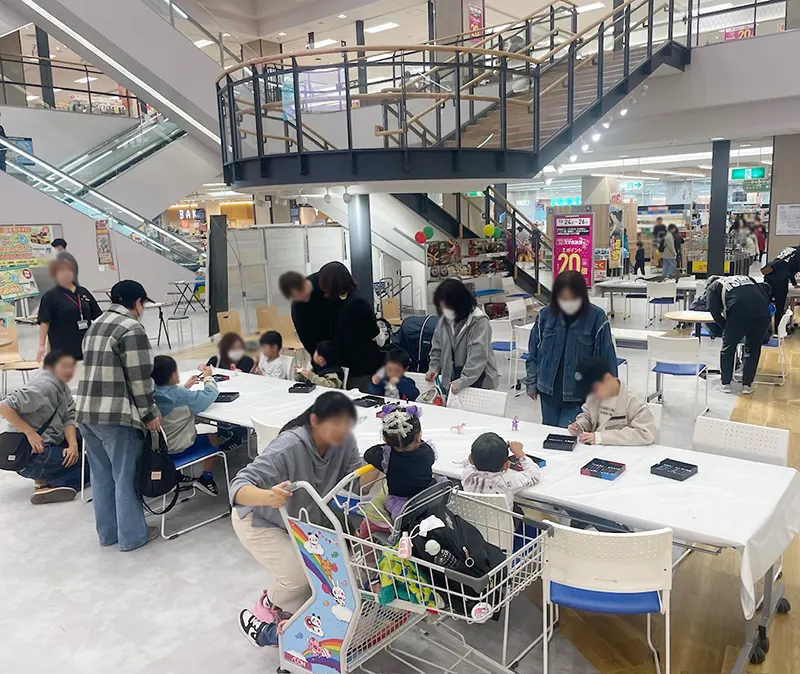 お子様が描いた絵を、その場でAIが恐竜アートに変換する「AIダイノアート」。創造力を刺激しながら楽しめる、人気の体験型コンテンツです。