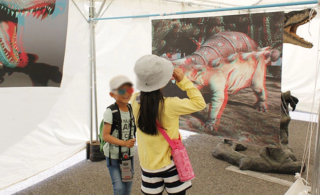 ３Ｄメガネで見ると、立体的に飛び出してくる飛び出す３Ｄ恐竜展（ポスター版）。驚きの世界が広がっています。