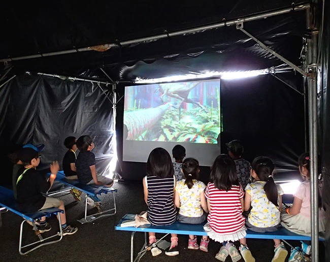 飛び出す３Ｄ恐竜展（映像版）は、暗い環境さえご用意いただければ、どこでも実施が可能です。