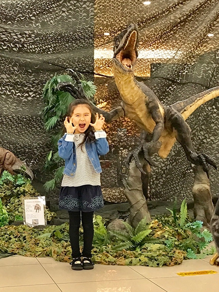 3m実寸大フィギュアと並んでハイポーズ。