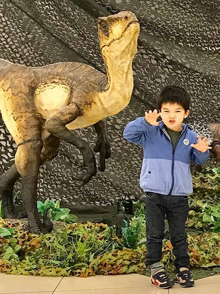 がお～、とポーズを取る男の子。写真撮影スポットとして大人気。