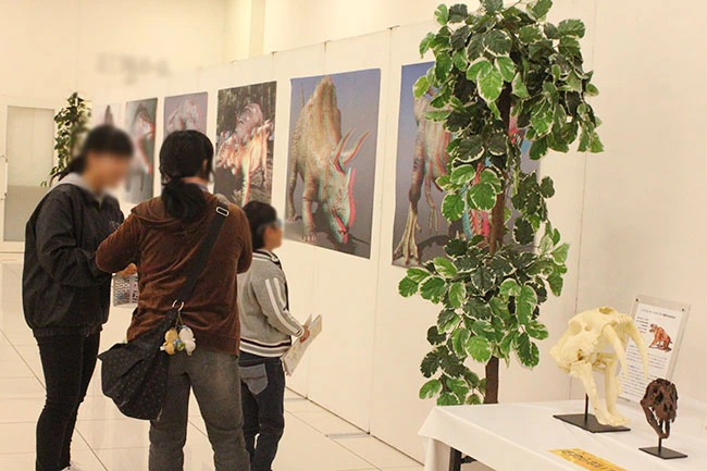 飛び出す３Ｄ恐竜ポスター展示。