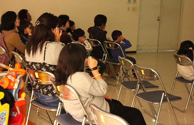 飛び出す３Ｄ恐竜映像展示を楽しむ来場者の皆様。