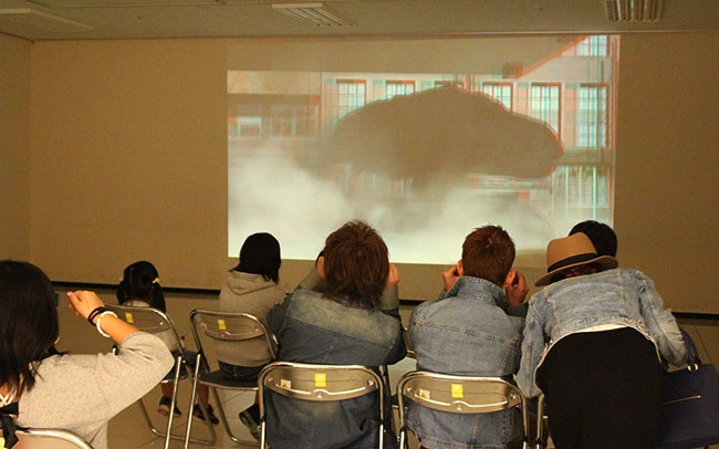 うわ～飛び出す！驚きの声が上がる！