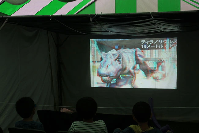 テント内で飛び出す３Ｄ恐竜展（映像）