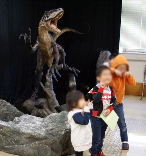 写真撮影スポットとして人気だった実寸大恐竜デイノニクス。