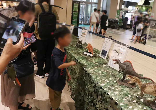 一般には販売されていないプレミアム付きの恐竜フィギュアが数多く展示されており、子どもたちは興味津々でした。