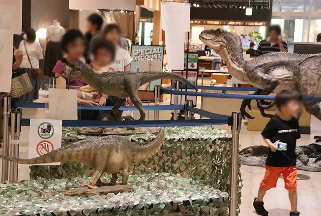 いつも行くショッピングモールの一区画が恐竜だらけになっていて、お子さんたちは大はしゃぎでした。