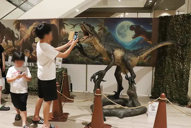 デイノニクスはもともとコレクション用の精巧なフィギュアで、その作りの良さに大人も驚いていました。
