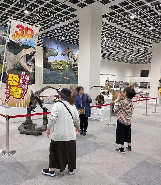 実物大3メートルのデイノニクスフィギュアは、写真撮影スポットとして大人気！