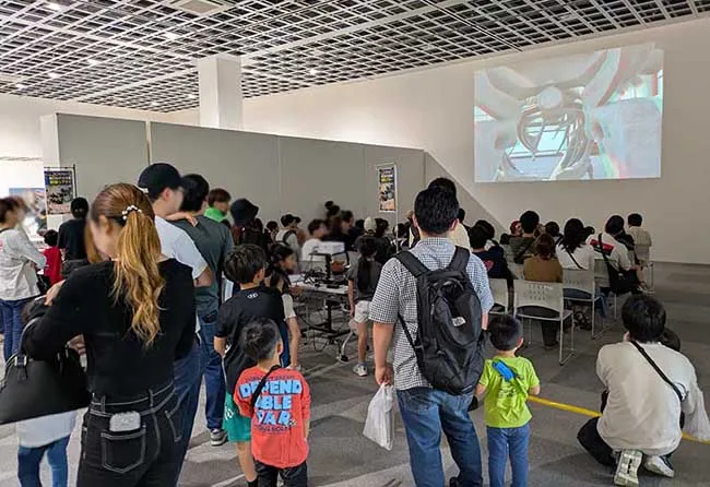 飛び出す3D恐竜映像展示は、館内の壁面に投影。高出力プロジェクターを使用すれば、スクリーンなしでも実施可能です。