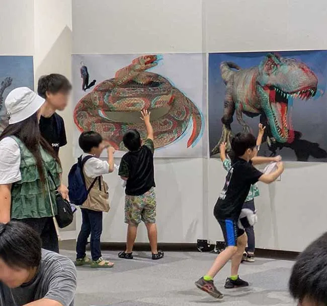 子どもたちには、恐竜や古生物が目の前に立体的に見えています。