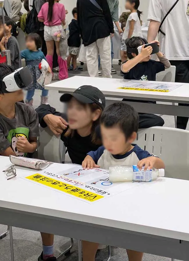 VRヘッドセットを装着して首を動かすと、360度にリアルな世界が広がります。