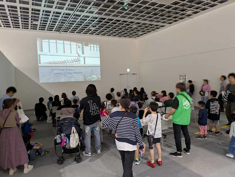 飛び出す３Ｄ恐竜映像展示では、午前中には立ち見が出るなど、想定を上回る盛況となりました。