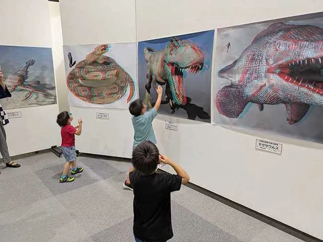 飛び出す3D恐竜ポスター展示では、専用メガネをかけると、想像以上の迫力で恐竜が飛び出して見えます。