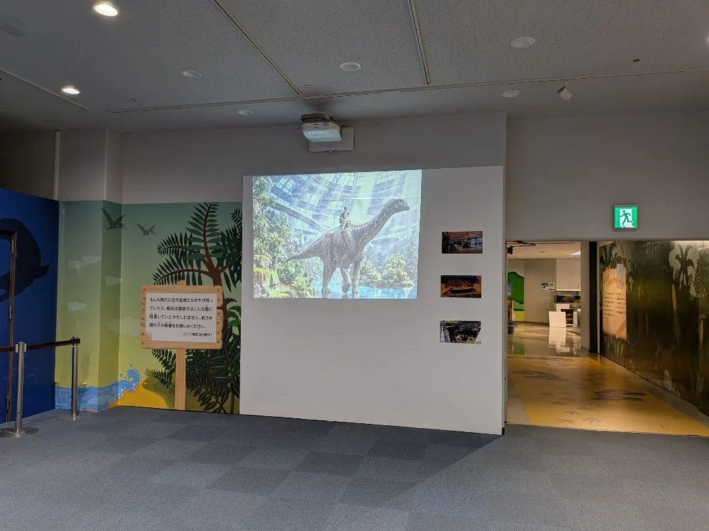 企画展示室の全景。専用の大型設備を搬入することなく、既存の壁面とプロジェクターで上映しています。写真提供：鳥羽水族館