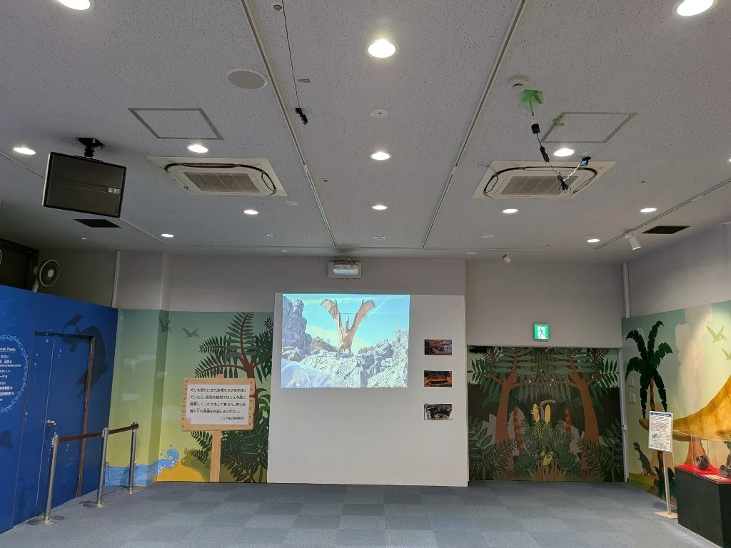 化石展示と同じ空間で映像を上映している様子です。写真提供：鳥羽水族館