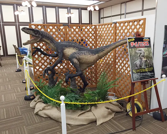 ３ｍ実寸大恐竜フィギュア「デイノニクス」がお出迎え。写真撮影ポイントとして機能します。