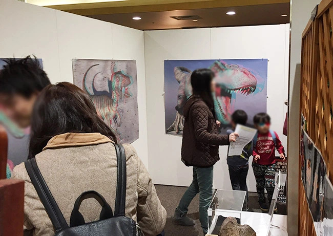 飛び出す３Ｄ恐竜展ポスターは、複数並べると、誘導順路を造るときにも便利です。