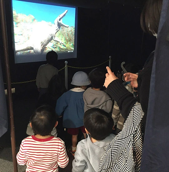 最初は怖がって逃げていた子供たちも徐々に夢中に。