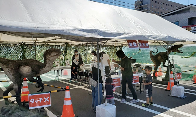 ５間×３間サイズのテントを設営。屋外で恐竜イベントを粉いました。