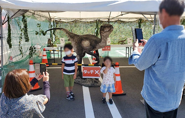 大きな実寸大恐竜をバックに記念撮影！多くのご家族が記念撮影をされました。