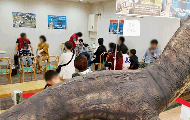 アイキャッチとして３ｍ実寸大恐竜フィギュア、デイノニクスを設置。写真撮影の人気スポットに。