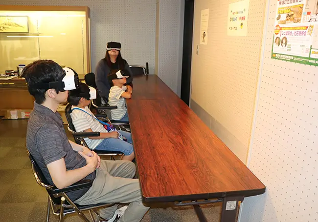 ご家族でVRを体験されており、大人もそのリアルさに夢中になっていました。