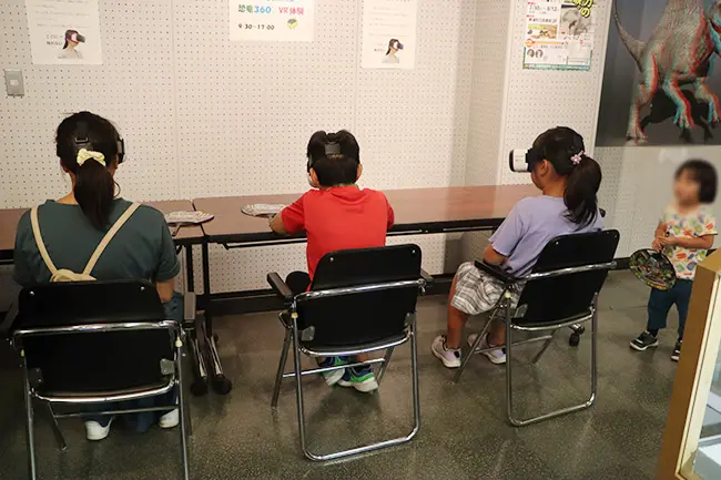 順番を待つ女の子。VR体験は椅子に座って安全に行えるので、安心して楽しめます。
