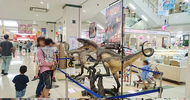 大興奮で見入る子ども。恐竜展イベントのアイキャッチに。