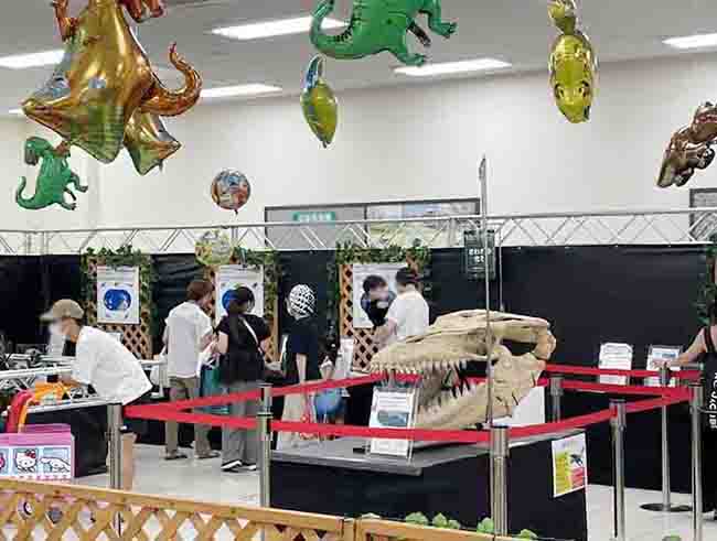 ショッピングモール内のイベントホールにて夏休み恐竜イベントを開催しました。