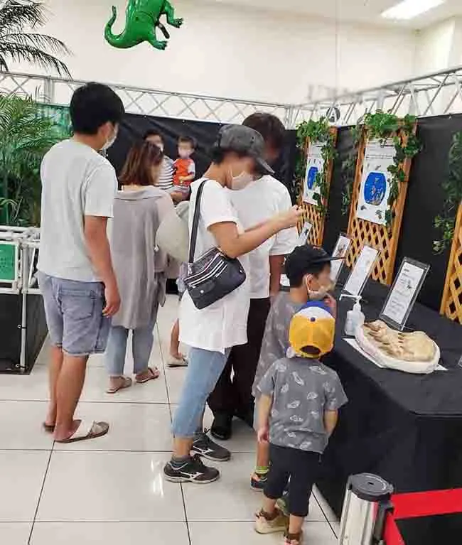 巨大な顎骨化石を目の前に子どもも大人も大興奮！