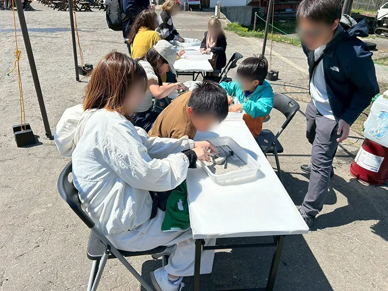 発掘体験キットは、テーブルを並べて複数組が同時に楽しめるため、イベント会場にほどよい賑わいをつくりやすいコンテンツです。親子連れを中心に、順番を待つ時間も含めて会場全体の滞在感を高めることができます。
