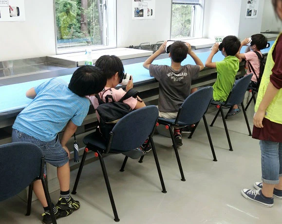 「ねえ、どういうふうに見えるの？」VRに興味津々の男の子。