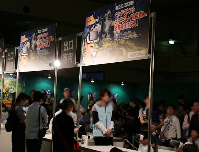 VRでティラノサウルスに遭遇できる体験コーナー。