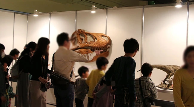 お父さんも大興奮。恐竜展は家族でお楽しみいただけます。