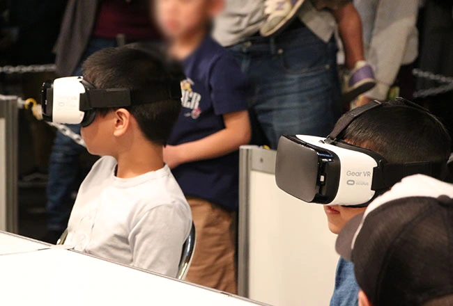 「わー！恐竜が近づいてくるー！」興奮する子どもたち。