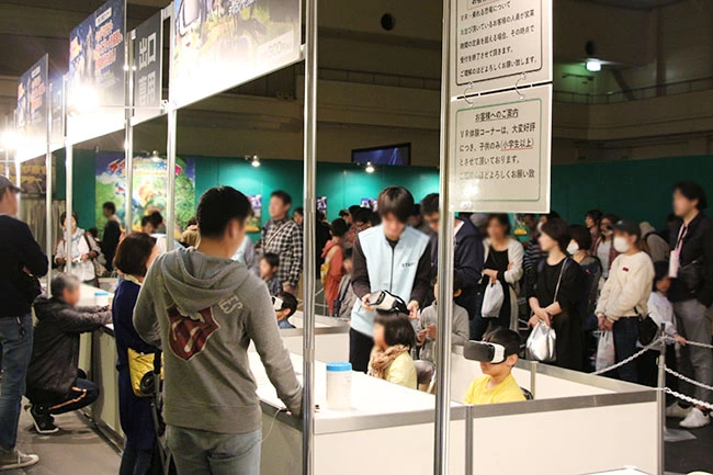 大人気のVRコーナー。いざ、古代の恐竜世界へ！